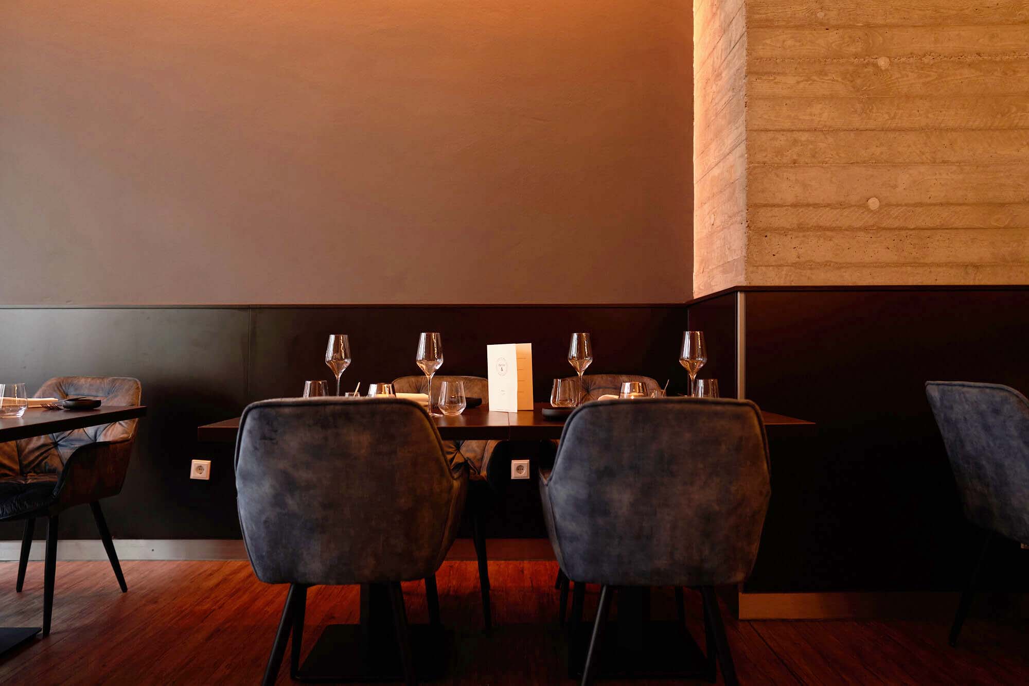 Ansicht eines gedeckten Tisches für 4 Personen im dario& Restaurant.